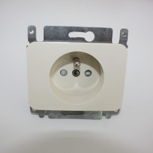 meubilair Weglaten Oraal Niko PR20 creme inbouw stopcontact tweepolig + aardpen met veiligheid /  gebruikt