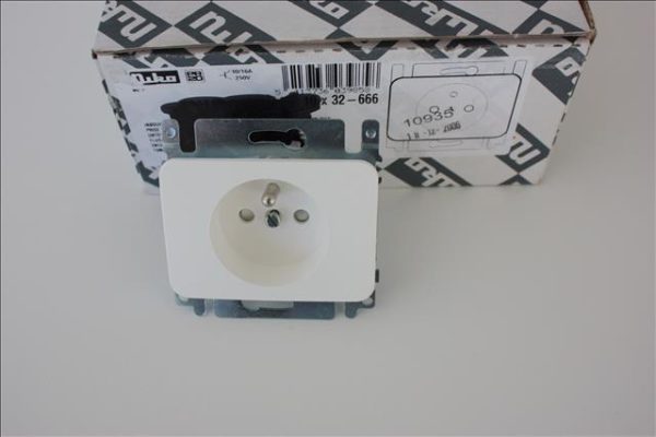 Niko PR20 wit inbouw stopcontact tweepolig + aardpen met veiligheid-0